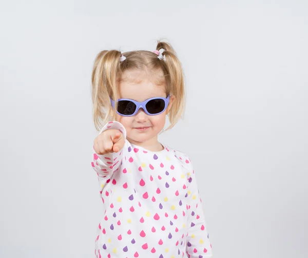 Pequena menina da moda em óculos de sol — Fotografia de Stock