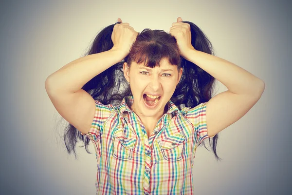 Enojado loco caucásico joven chica agarra cabello — Foto de Stock