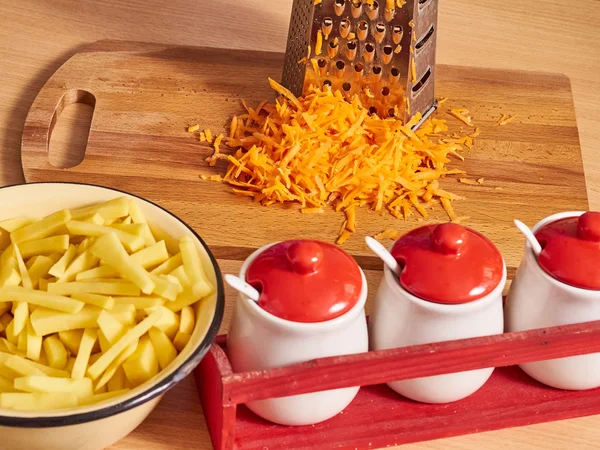 Carote grattugiate sul tavolo. patate in piatto — Foto Stock