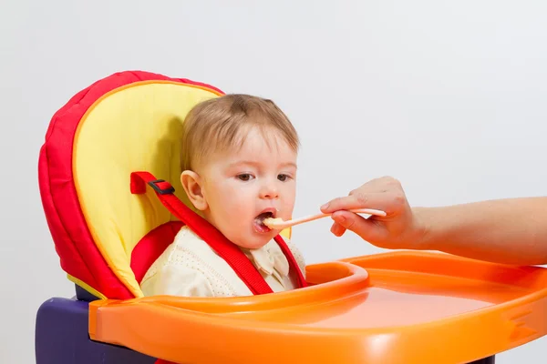 Junge isst zu Hause mit Löffel — Stockfoto