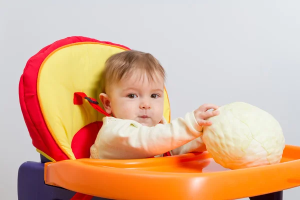 Baby zit in kinderstoel — Stockfoto