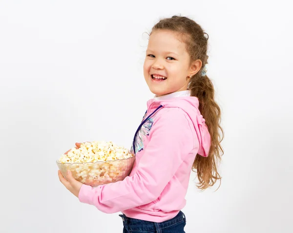 Портрет маленької дівчинки з попкорном — стокове фото
