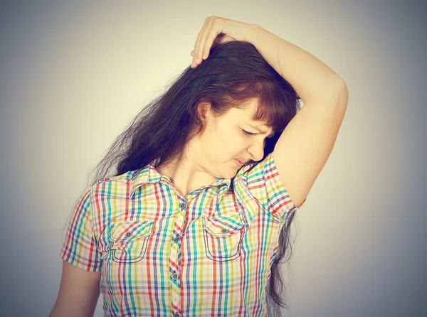 Young woman, smelling, sniffing her armpit — Stock Photo, Image