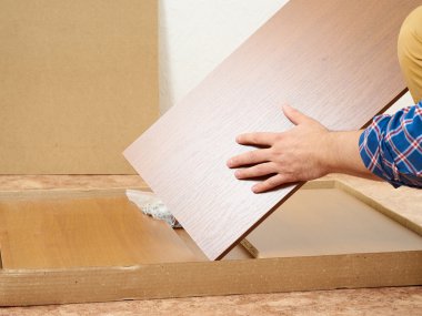 Adam kutusu mobilya ile açılır.