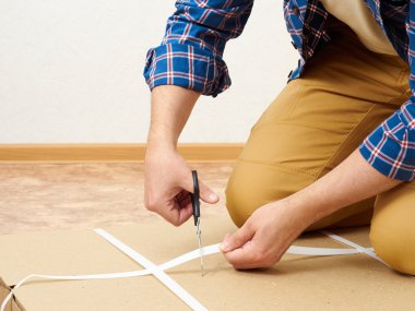 Adam kutusu mobilya ile açılır..