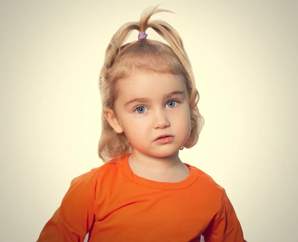 Pequeña chica divertida en blusa naranja — Foto de Stock