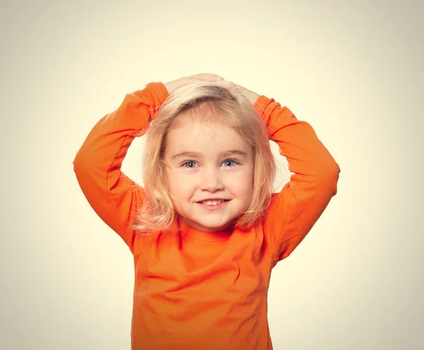 Pequeña chica divertida sosteniendo su cabeza . — Foto de Stock