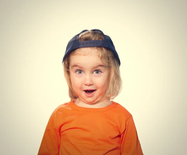 बेसबॉल टोपी और ऑरेंज ब्लाउज में छोटी मजेदार लड़की — स्टॉक फ़ोटो, इमेज