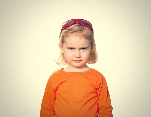 Kislány fején piros napszemüveg . — Stock Fotó