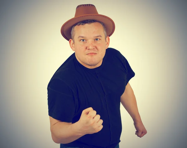 Γκάνγκστερ σε θυμωμένος άνθρωπος καπέλο, κρατώντας τις γροθιές εναντίον. — Φωτογραφία Αρχείου