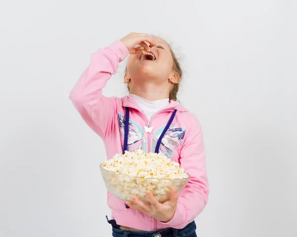 Portrait d'une petite fille avec du popcorn — Photo