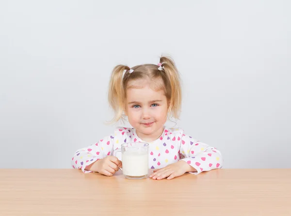 Niña feliz con un vaso de leche . —  Fotos de Stock