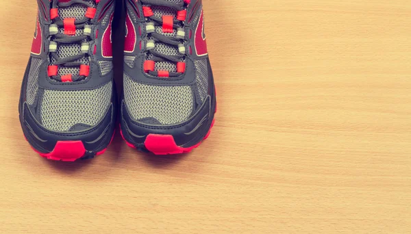 Running sneakers op houten achtergrond — Stockfoto