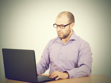  gözlük laptop sakallı 