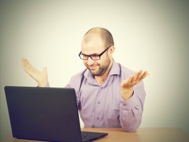 işadamı gömlek ve gözlük Bıyıklı Kel