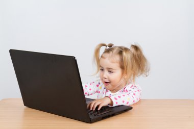  bilgisayar başında küçük kız.