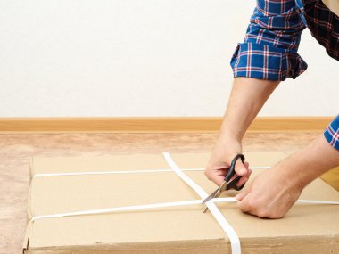 Adam kutusu mobilya ile açılır..