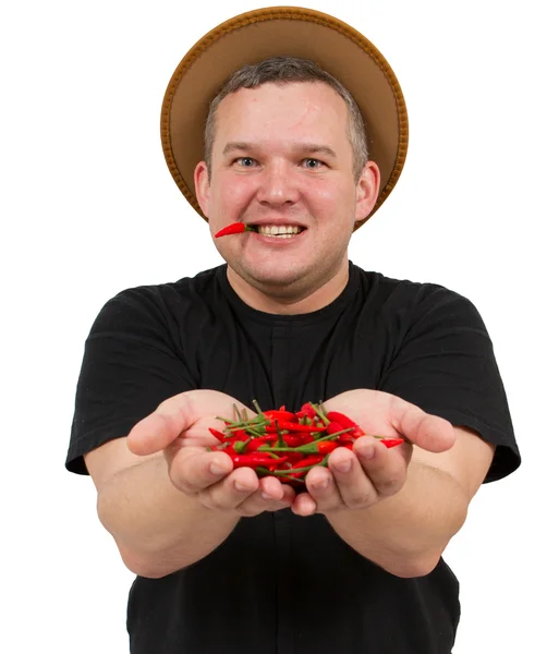 Junger dicker Mann mit Chili in den Händen. — Stockfoto