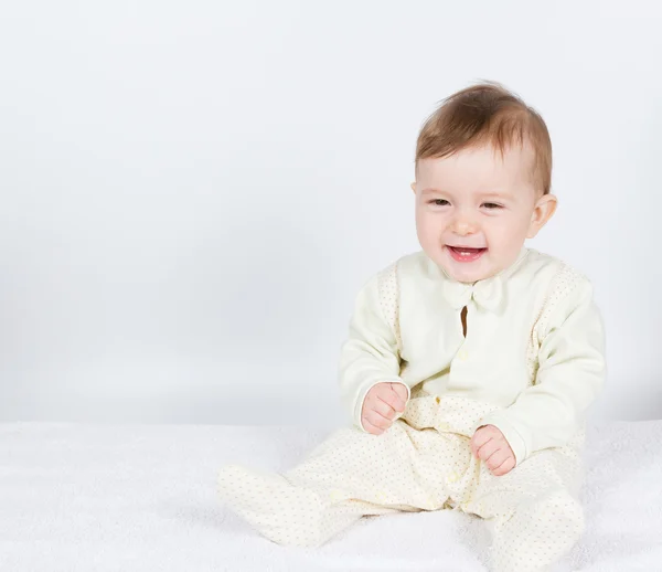 Pequeño bebé divertido chico en traje sentado . — Foto de Stock