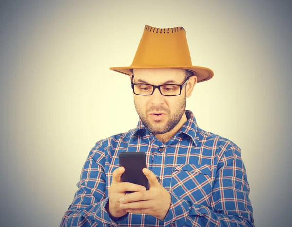 Kaukasiska man att skriva ett meddelande på mobiltelefon. — Stockfoto