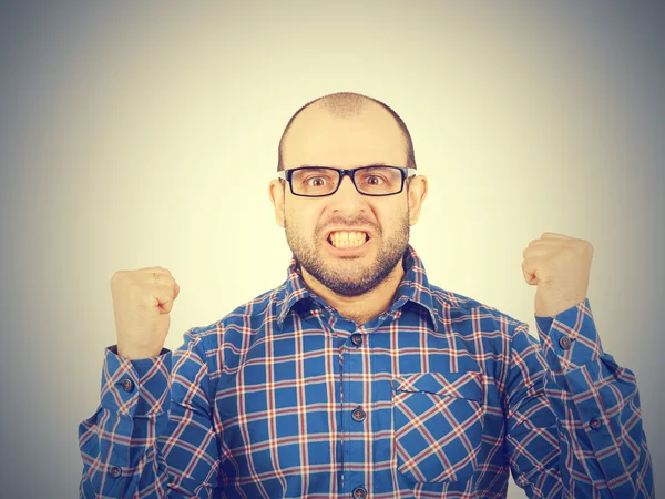 Hombre calvo enojado en gafas . — Foto de Stock