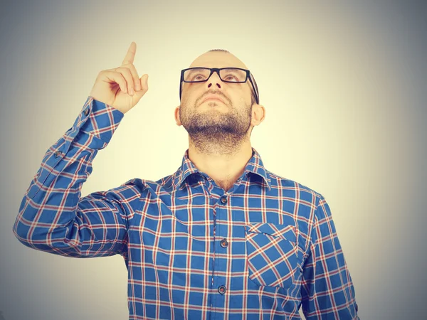 Männer zeigen mit erhobenem Zeigefinger — Stockfoto