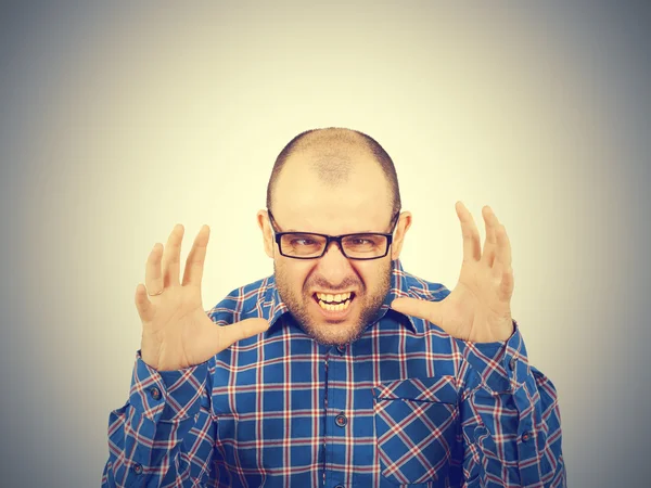 Kızgın kel adam gözlük. 