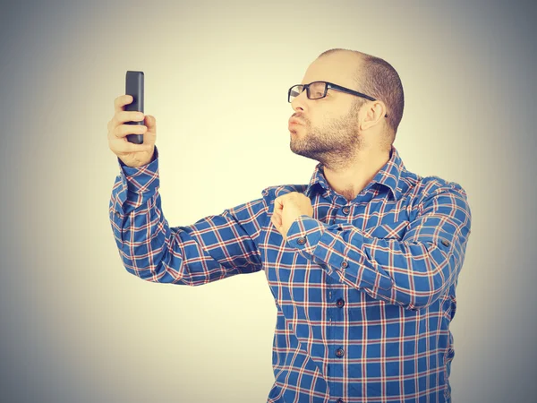 Caucásico hombre haciendo un selfie con un beso . —  Fotos de Stock