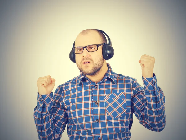 Los hombres con auriculares escuchan música y cantan . — Foto de Stock
