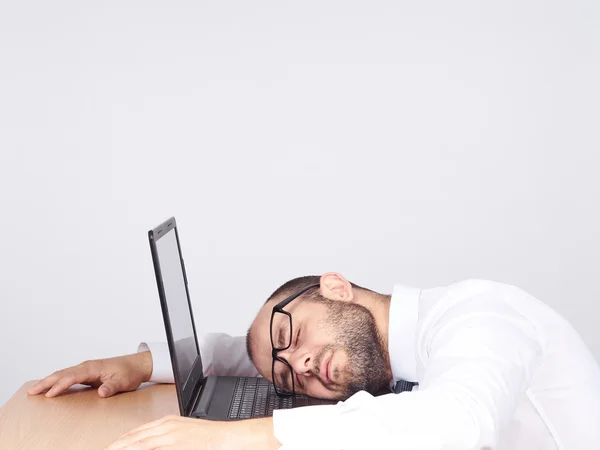 Retrato de homem de negócios cansado dormindo em seu laptop — Fotografia de Stock