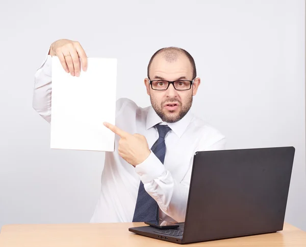 Empresário segurando uma pasta de documento — Fotografia de Stock