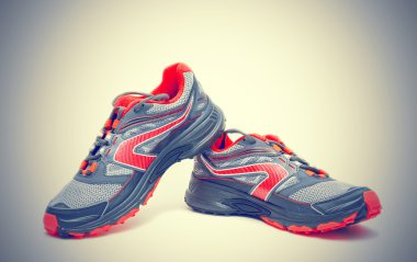 Kırmızı koşu ayakkabısı