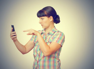  esmer cep telefonu ekrana bakar.