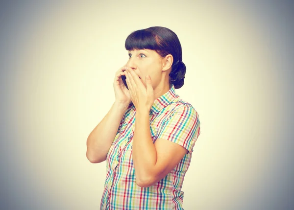 Chica morena hablando en un teléfono celular — Foto de Stock