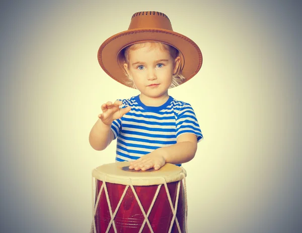 Kleines lustiges Mädchen spielt Trommel. — Stockfoto