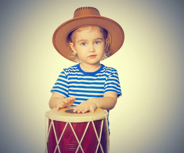 Pouco engraçado menina tocar tambor . — Fotografia de Stock