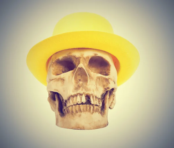 Teschio con il cappello giallo — Foto Stock