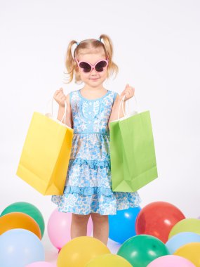 Çocuk alışveriş. küçük kız holding alışveriş torbaları