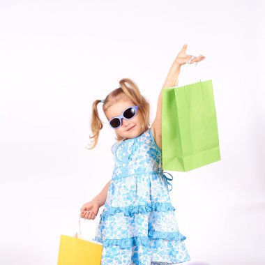 Çocuk alışveriş. küçük kız holding alışveriş torbaları