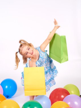 Çocuk alışveriş. küçük kız holding alışveriş torbaları