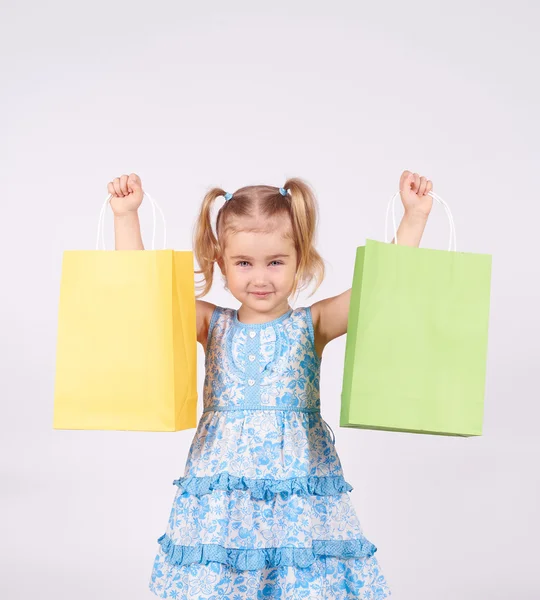 Niño de compras. niña sosteniendo bolsas de compras —  Fotos de Stock