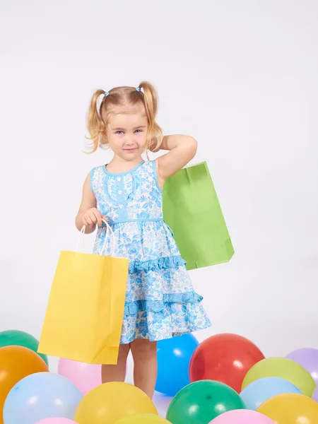 Niño de compras. niña sosteniendo bolsas de compras — Foto de Stock