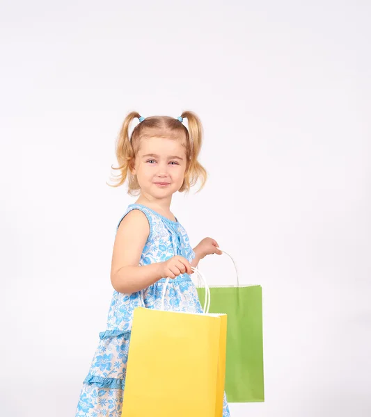 Criança de compras. menina segurando sacos de compras — Fotografia de Stock