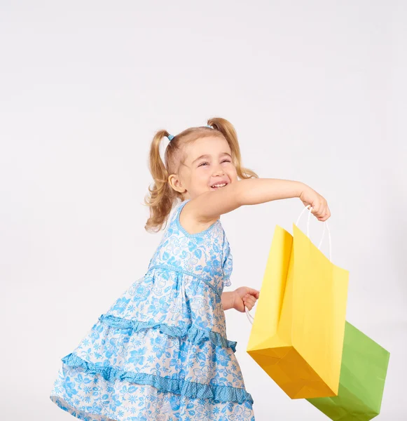 Niño de compras. niña sosteniendo bolsas de compras —  Fotos de Stock