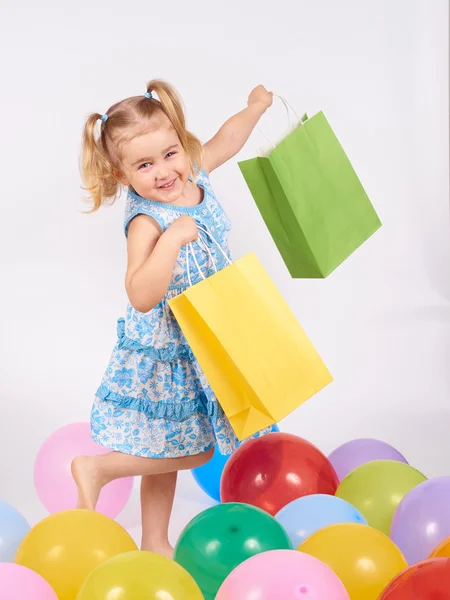 Criança de compras. menina segurando sacos de compras — Fotografia de Stock