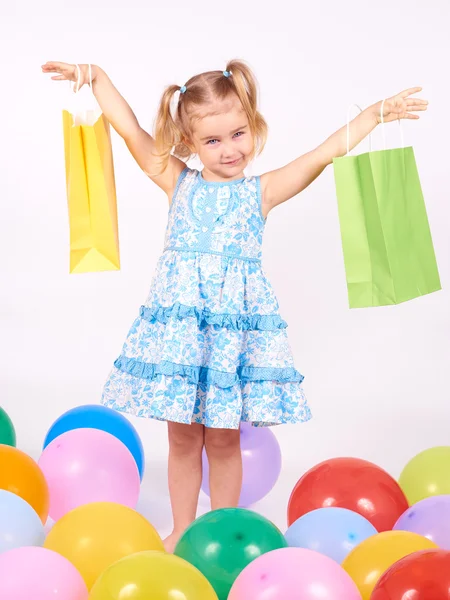 Criança de compras. menina segurando sacos de compras — Fotografia de Stock
