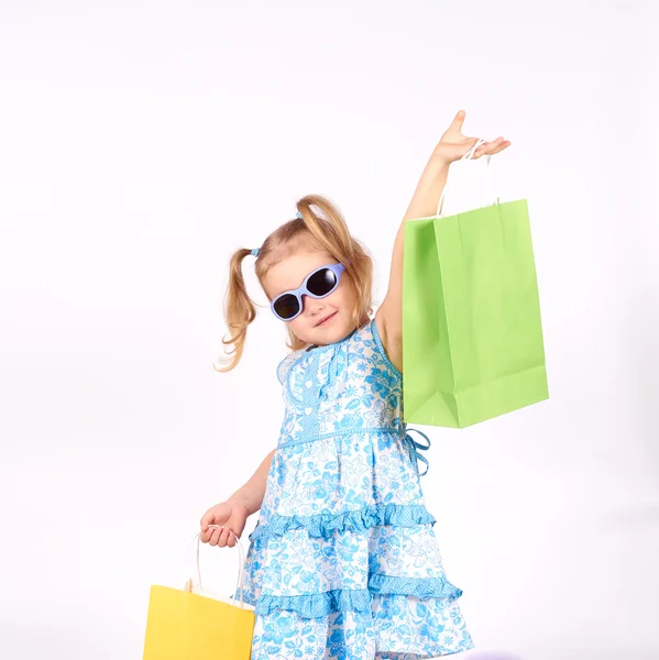 Criança de compras. menina segurando sacos de compras — Fotografia de Stock