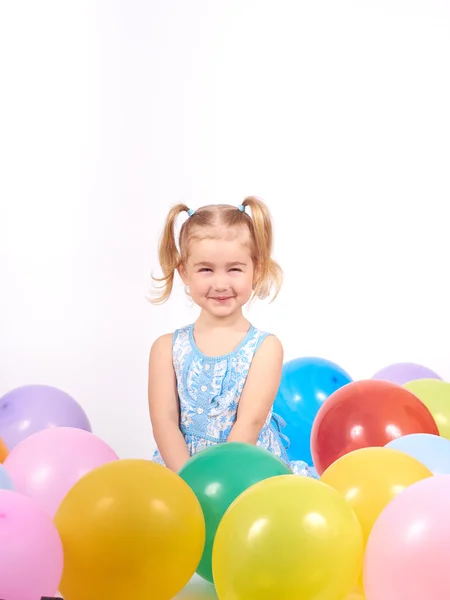 Niña jugando con globos. — Foto de Stock