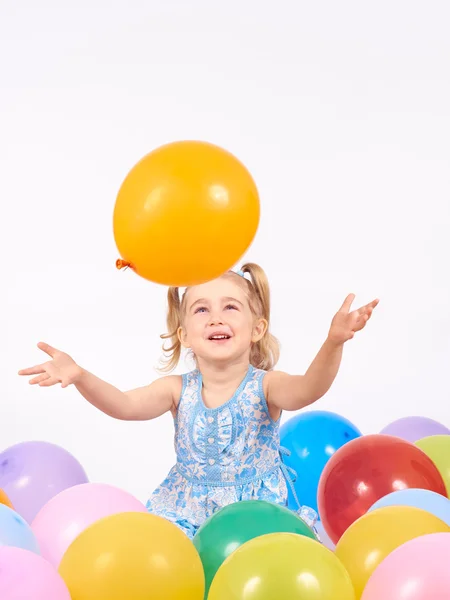 Niña jugando con globos. — Foto de Stock