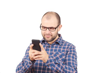 Beyaz adam tipik bir haber üstünde hareket eden telefon.